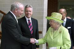 Symbol smíření - Alžběta II. si třese rukou s bývalým velitelem IRA