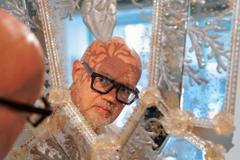 Rony Plesl před ručně rytým zrcadlem (Day by Day, 2021, kombinovaná technika)