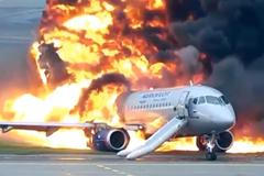 Ruský letoun aerolinky Aeroflot vzplál při nouzovém přistání (5. května 2019)