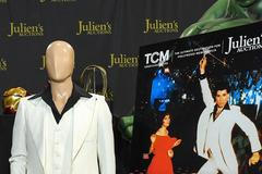 Vydražený bílý oblek, který nosil John Travolta ve filmu Horečka sobotní noci byl vystavený na Julien's Auctions v Gardeně v Kalifornii.