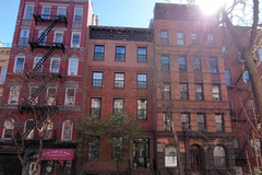 Newyorský nenápadný dům na East Village zažil hned několik neobyčejných životů