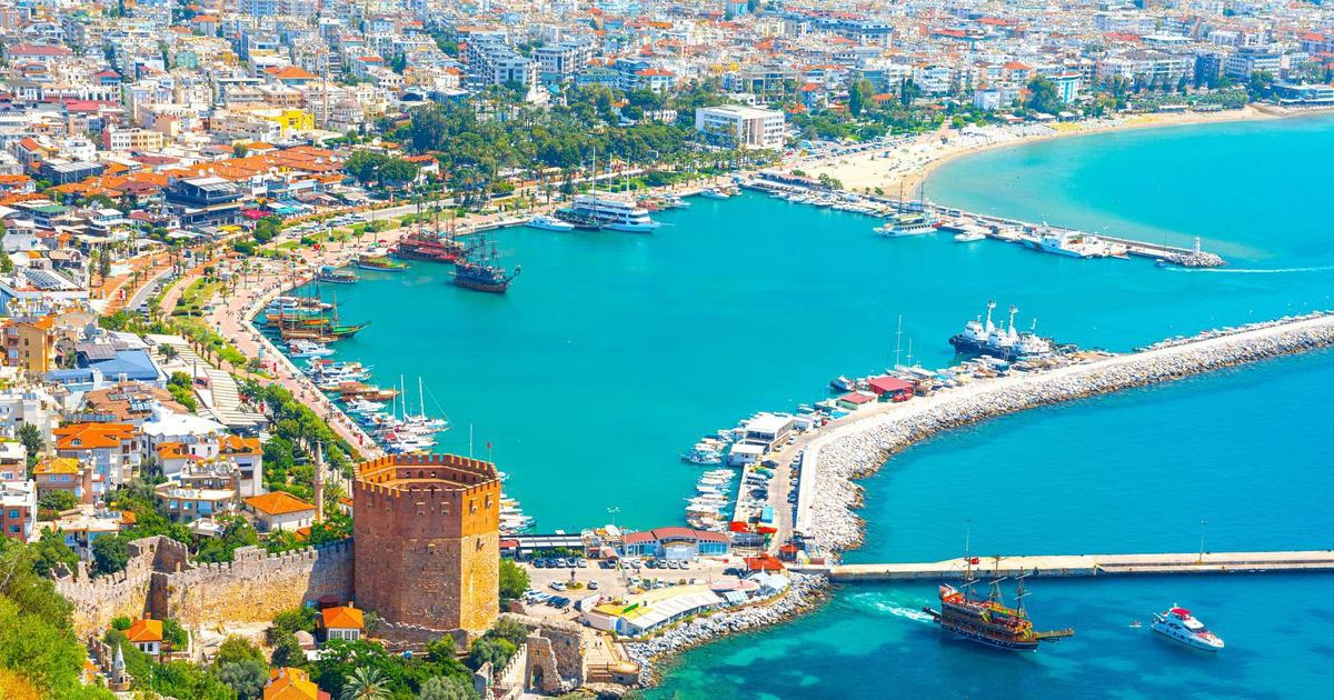Plivl na tureckou vlajku, skončil ve vězení. Britský turista čeká na soud