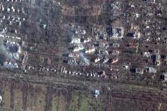 Rozbombardovaná pole, místo domů trosky. Satelitní snímky ukazují zkázu Bachmutu