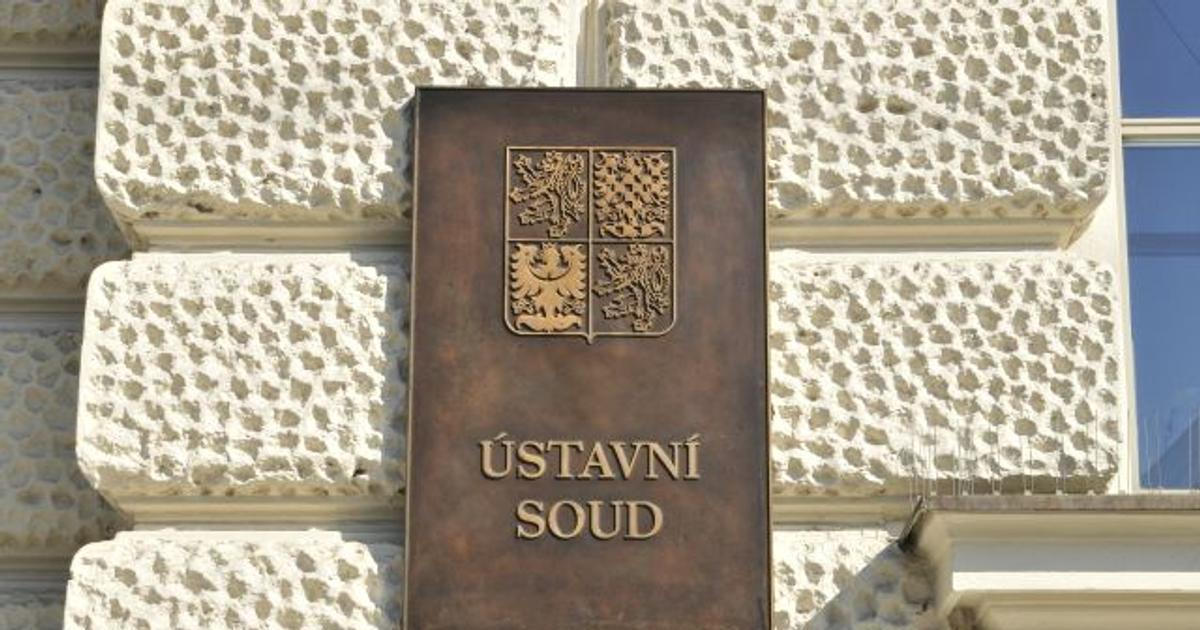 Snížené odměny za dvě politické funkce platí. Ústavní soud odmítl stížnost senátorů