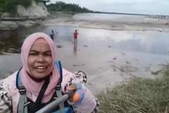 Vysmátou ženu v Indonésii překvapil vzácný přírodní jev. Pohltila ji voda s bahnem