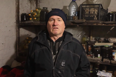 Spí ve sklepích po šesti lidech a nemají elektřinu. Jak žijí lidé v ukrajinské vesnici v první linii