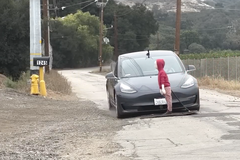 Jedna z reklam obvivnila během Super Bowlu automobilku Tesla z ohrožování dětí.