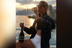 Sankce na ní nedopadají. Manželka ruského politika si užívá okázalého luxusu v Evropě