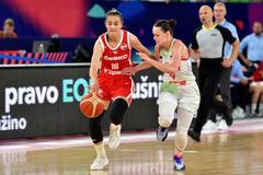 Eliška Hamzová (vlevo) ve čtvrtfinále ME s Maďarskem