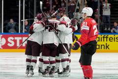 Lotyši slaví gól v zápase Lotyšsko - Švýcarsko na MS 2023