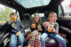 Test děti, drive-thru, drive-in, jídlo na cestách, děti v autě