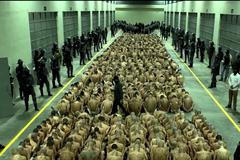 Polonazí se svěšenými hlavami. Takto vypadá převoz trestanců do největší věznice světa