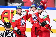 Dominik Kubalík slaví s Vladimírem Sobotkou a Michalem Kempným gól proti Švýcarům