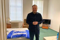 Tady přespávám, ukazuje šéf chudnoucí ČSSD skromnou postel