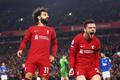 Mohamed Salah a Andrew Robertson slaví gól Liverpoolu v zápase proti Evertonu