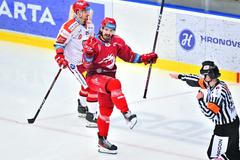 Daniel Voženílek slaví gól Třince ve finále extraligy proti Hradci Králové