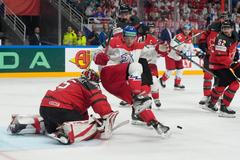 Samuel Montembeault a Dominik Kubalík v zápase Česko - Kanada na MS 2023