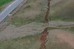 Pukliny jak z postapokalyptických filmů. Drony natočily trhliny v zemi po zemětřesení v Turecku