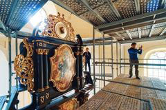 Rozebírání oltáře v kostele sv. Janů v Opavě před opravou popraskané klenby, květen 2023