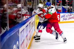 Andres Ambühl ze Švýcarska a Tomáš Dvořák v zápase Česko - Švýcarsko na MS 2023