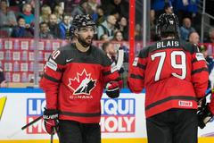 Kanadský útočník Joe Veleno (90)