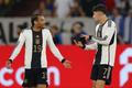 Leroy Sané a Kai Havertz diskutují v přátelském zápase Německa s Kolumbií