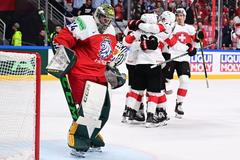 Marek Langhamer.a slavící Švýcaři v zápase Česko - Švýcarsko na MS 2023