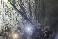 Ruští žoldnéři z Wagnerovy skupiny se fotí v solném dole pod městem Soledar.