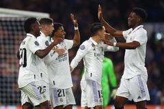 Fotbalisté Realu Madrid slaví gól ve čtvrtfinále Ligy mistrů proti Chelsea