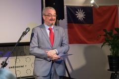 Zahajovací ceremoniál při příležitosti otevření Tchajwanského centra pro učení mandarínštiny (TCML) v České republice - senátor Jiří Růžička a poslanec Marek Benda