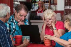 Konspirace, fámy, fake news, manipulace, senioři, počítač