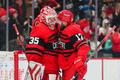 NHL, Detroit: Ville Husso (35) a Filip Hronek (17)
