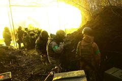 Ukrajinští vojáci na frontové linii u Bachmutu.