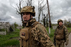 Kam bych šel se svou kozou?" Ukrajinci nechtějí opustit svoje „frontové“ městečko