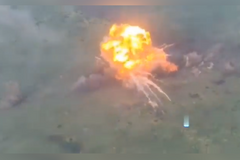 Ruská armáda vyslala sebevražedný tank T-54 s šesti tunami TNT k ukrajinskému zákopu