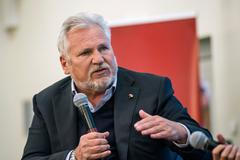 Aleksander Kwasniewski, Polsko