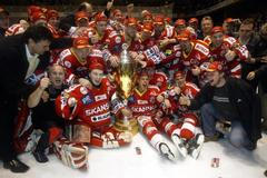 Hokejisté Slavie oslavují zisk titulu v roce 2003