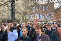 Děkan Ševčík dlouhodobě poškozuje jméno naší školy, protestovali studenti