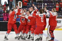 České hokejistky na MS v Kanadě s trofejí pro bronzový tým