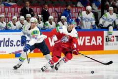 Dominik Kubalík a Aljoša Crnovič v zápase Česko - Slovinsko na MS 2023