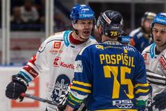 Jaromír Jágr v debatě s Tomášem Pospíšilem v prvním utkání baráže Kladno - Zlín