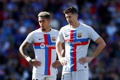 Raphinha a Robert Lewandowski při zápase Barcelony proti Getafe