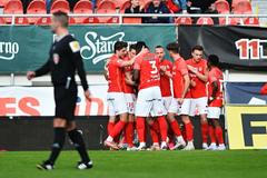 Radost fotbalistů Zbrojovky Brno v zápase proti Pardubicím