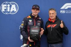 Max Verstappen z Red Bullu slaví s expilotem F1 Jeanem Alesim triumf kvalifikaci na VC Kanady F1 2023