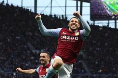 Emiliano Buendía slaví gól Aston Villy v anglické lize proti Tottenhamu