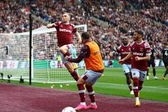 Jarrod Bowen se spoluhráči slaví gól West Hamu proti Arsenalu