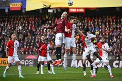 Jaroslav Zelený ze Sparty a Lukáš Provod ze Slavie v hlavičkovém souboji v derby ve 27. kola Fortuna: Ligy