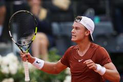 Holger Rune slaví v Římě výhru nad Novakem Djokovičem