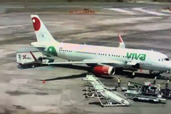 Náraz cateringového vozu do letadla v Mexiku