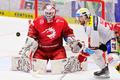 Brankář Třince Ondřej Kacetl a Lukáš Sedlák z Pardubic v sedmém semifinále play off extraligy